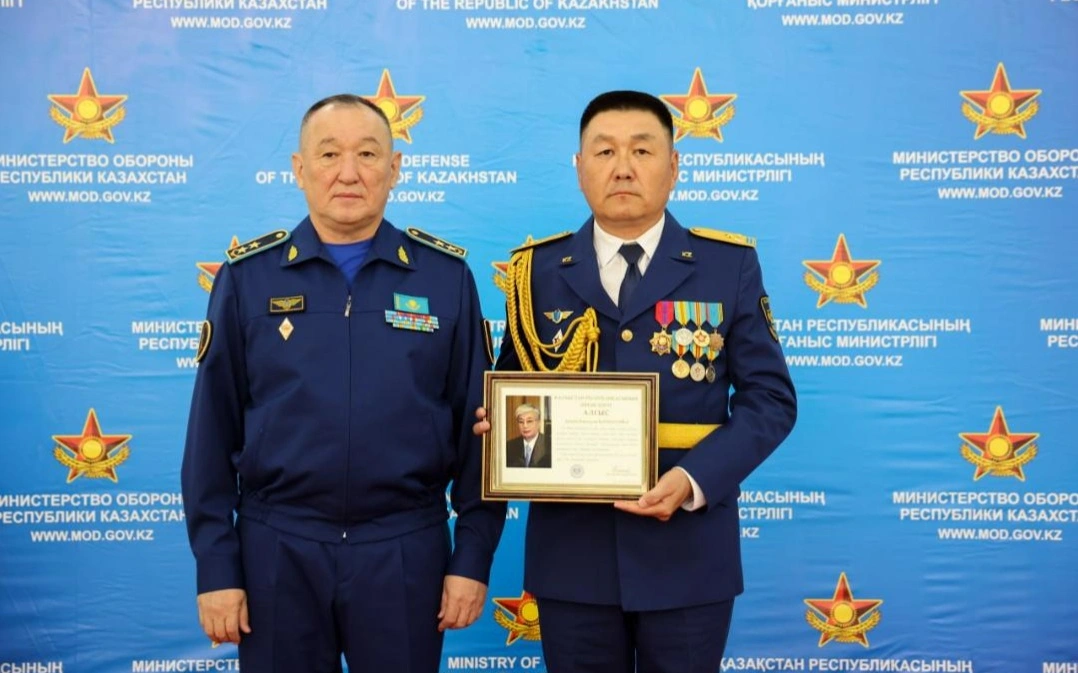 Тілсіз жаумен әуеден күрескендер: әскери ұшқыштарға награда берілді