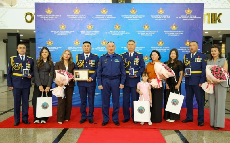 Тілсіз жаумен әуеден күрескендер: әскери ұшқыштарға награда берілді