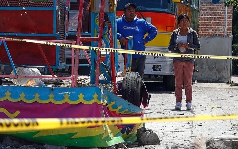 10 killed, 64 injured in central Mexico pyrotechnics explosion Source: Xinhua| 2026-09-07 11:00:15|Editor: huaxia     MEXICO CITY, Sept. 6 (Xinhua) -- At least 10 people were killed and 64 others injured after stored pyrotechnic material exploded Saturday night during patron saint festivities in Temascalcingo, central Mexico's State of Mexico, the state government confirmed Sunday.  The explosion occurred at around 9:30 p.m. local time Saturday (0330 GMT Sunday) at a church, the state government said in a statement.  The blast caused part of the church roof and a nearby wall to collapse, burying several people under the debris.  Eight of the victims died at the scene and the injured were taken to hospitals near the municipality, reports said.  Civil protection personnel, the Armed Forces and state police responded to the emergency and activated security protocols.  The State of Mexico Pyrotechnics Institute inspected the site for active explosive material and issued recommendations for specialists to dismantle and disable it to reduce risks.