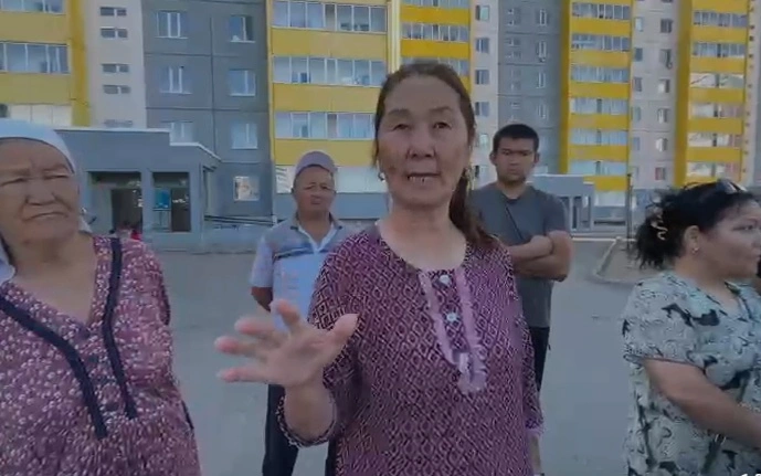 Ақтөбеде мүгедектігі бар және тұрмысы төмен отбасылар тұратын үйдің қабырғасы сөгілді