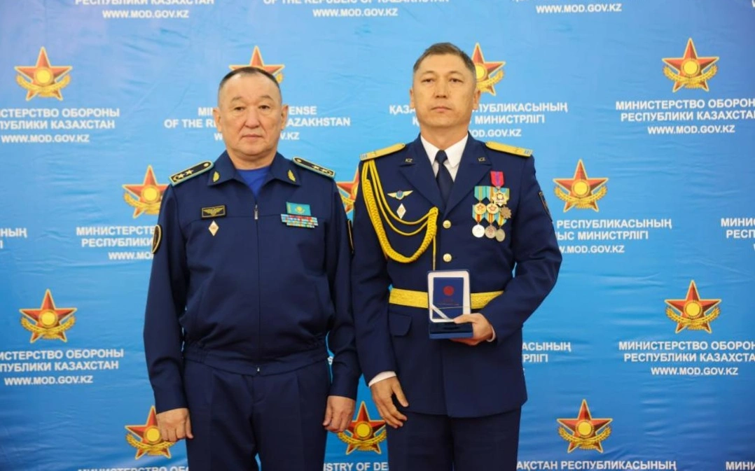 Тілсіз жаумен әуеден күрескендер: әскери ұшқыштарға награда берілді