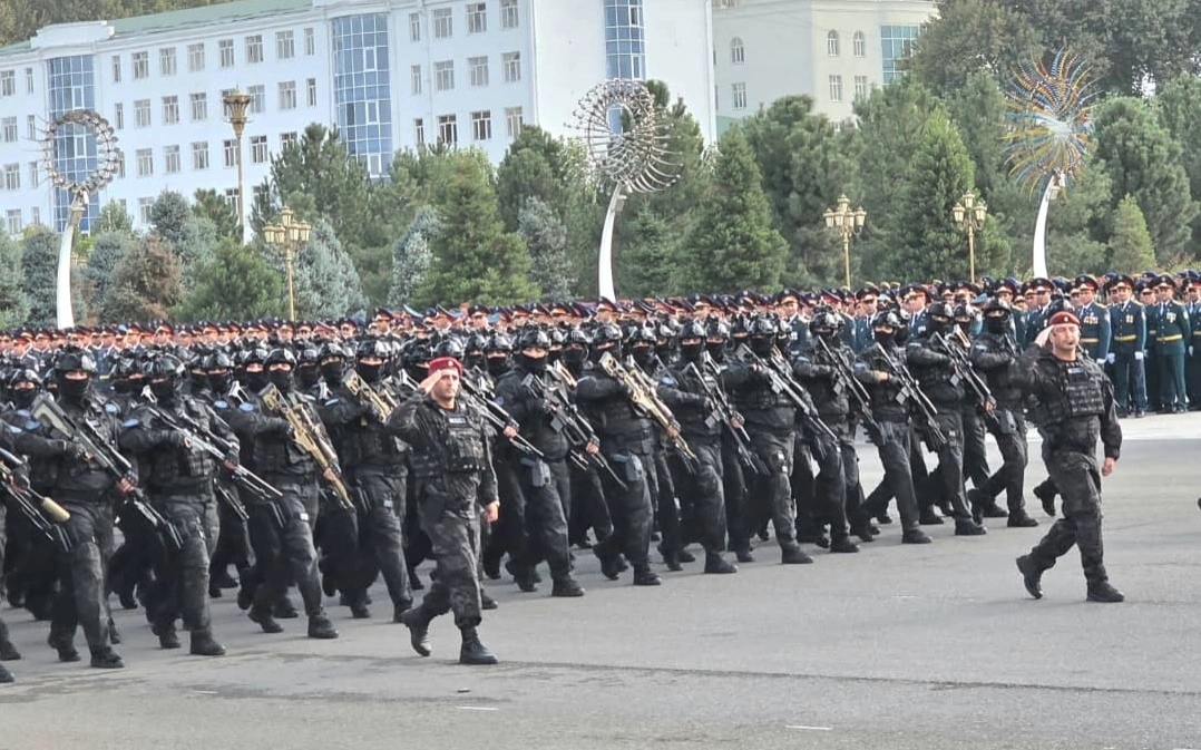 Военный парад в честь 35-летия независимости прошел в столице Таджикистана