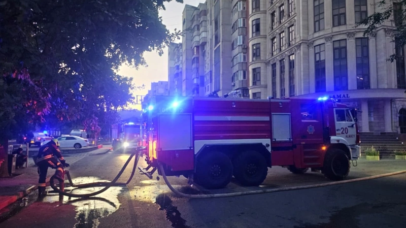 10 человек спасли при пожаре в многоэтажке Алматы, трое из них — дети