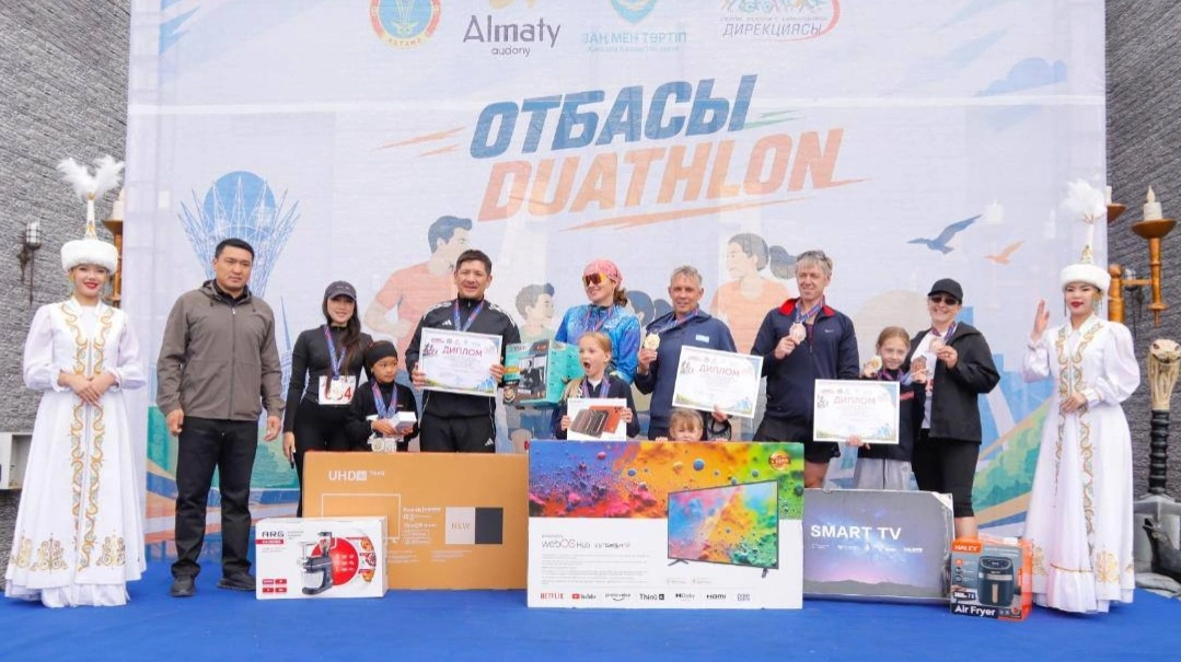 Әкелер жүгіріп, аналар велосипед тепті: Астанада 100-ге жуық отбасы жарысты