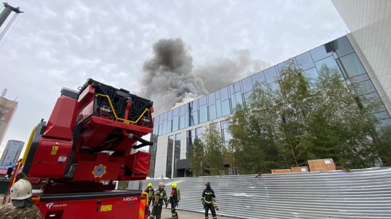 Пожар повышенного ранга тушат на стройке в Астане