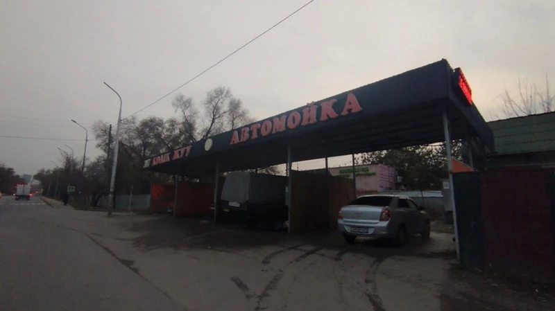 Алматыда заңсыз салынған автокөлік жуу орны бұзылды 