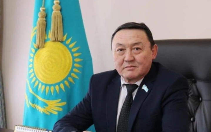 Главу раймаслихата в Карагандинской области оштрафовали за курение на рабочем месте
