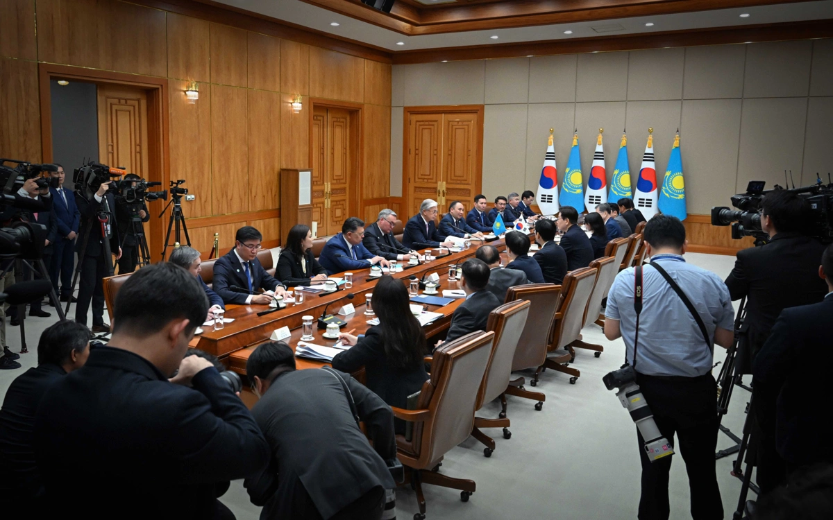 哈萨克斯坦与韩国总统举行大范围会谈