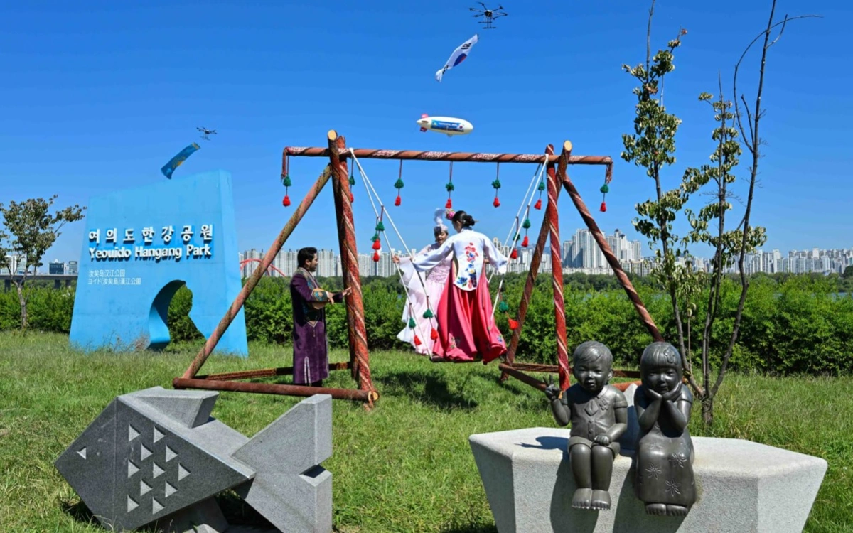 Тоқаев пен Чо Чжон Шик Сеулде қазақ этноауылын аралады