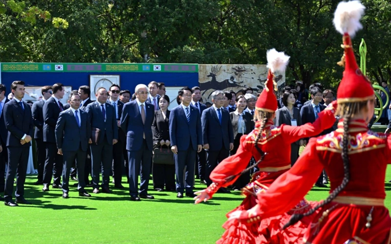 Тоқаев пен  Чо Чжон Шик Сеулде қазақ этноауылын аралады