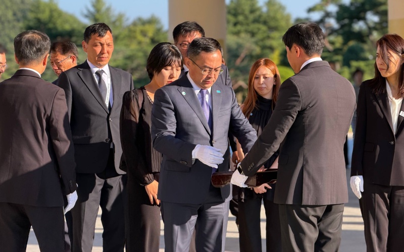 Kazakh minister pays tribute to General Hong Beom‑do in Korea Kazakh minister pays tribute to General Hong Beom‑do in Korea