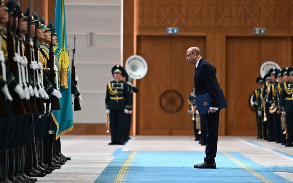 Президент елшілерге ілтипат білдіріп, еліміздің сыртқы саясатта бейбіт бағыт ұстанатынын жеткізді &ndash; Бүгін &ndash; шын мәнінде, елдеріңіздің өкілі ретінде Сіздер үшін де, Қазақстан Республикасы үшін де өте маңызды күн. Осы орайда барлығымыз бірлесіп жұмыс істеуіміз қажет екеніне сенімдімін. Өйткені Қазақстан бейбітсүйгіш ел саналады. Біз теңгерімді және сындарлы сыртқы саясат ұстанамыз. Ел ішінде реформа жүргізуге қолайлы жағдай жасауға ұмтыламыз. Сыртқы істер министрлігінің, мемлекеттік органдардың, сондай-ақ Президент резиденциясының Сіздер үшін әрдайым есігі ашық. Өйткені қазіргі тұрақсыз әрі құбылмалы әлемде бірге болуға тиіспіз, &ndash; деді Қасым-Жомарт Тоқаев.