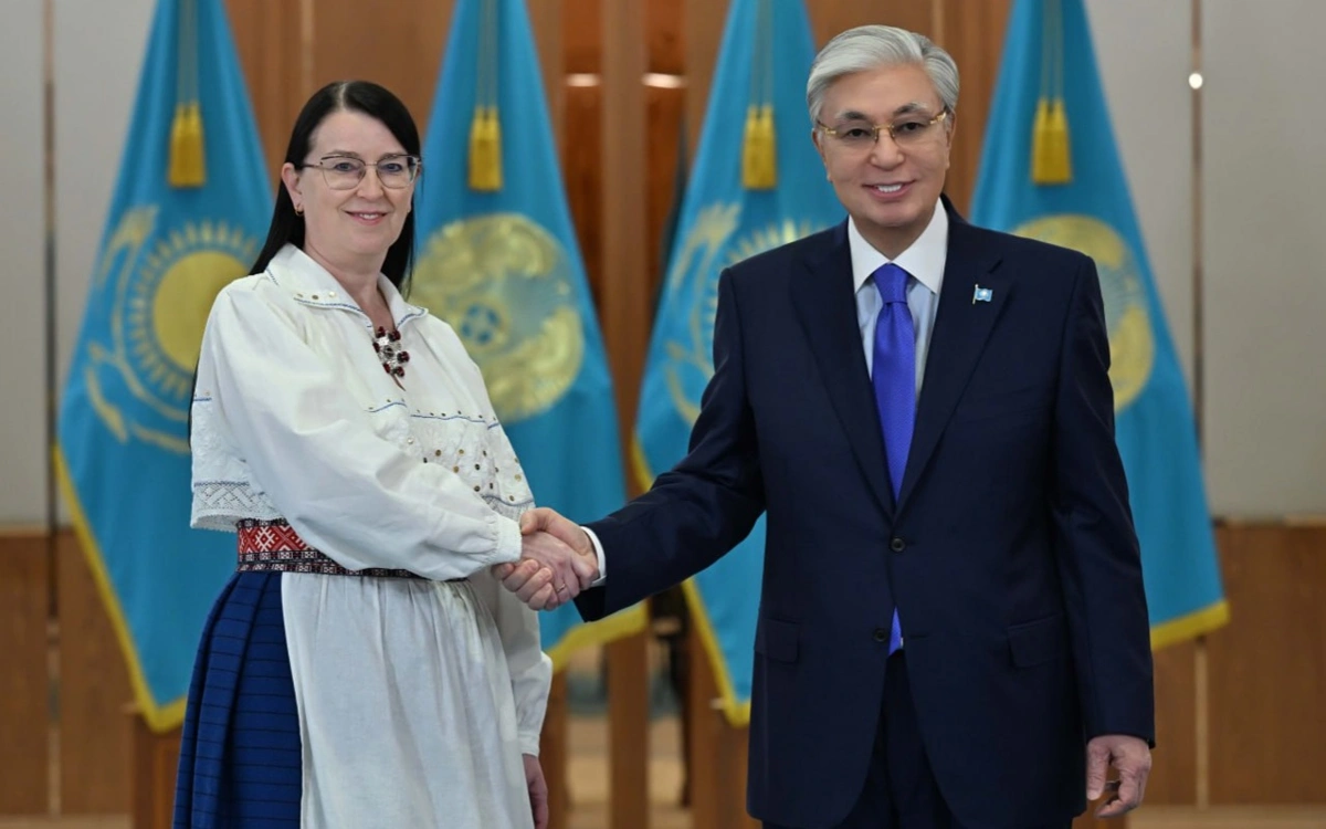 Президент елшілерге ілтипат білдіріп, еліміздің сыртқы саясатта бейбіт бағыт ұстанатынын жеткізді &ndash; Бүгін &ndash; шын мәнінде, елдеріңіздің өкілі ретінде Сіздер үшін де, Қазақстан Республикасы үшін де өте маңызды күн. Осы орайда барлығымыз бірлесіп жұмыс істеуіміз қажет екеніне сенімдімін. Өйткені Қазақстан бейбітсүйгіш ел саналады. Біз теңгерімді және сындарлы сыртқы саясат ұстанамыз. Ел ішінде реформа жүргізуге қолайлы жағдай жасауға ұмтыламыз. Сыртқы істер министрлігінің, мемлекеттік органдардың, сондай-ақ Президент резиденциясының Сіздер үшін әрдайым есігі ашық. Өйткені қазіргі тұрақсыз әрі құбылмалы әлемде бірге болуға тиіспіз, &ndash; деді Қасым-Жомарт Тоқаев.