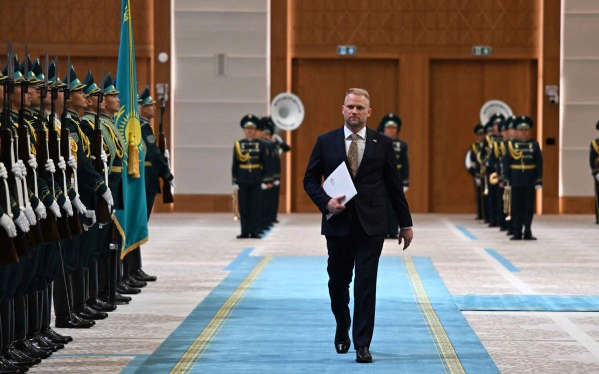 Президент елшілерге ілтипат білдіріп, еліміздің сыртқы саясатта бейбіт бағыт ұстанатынын жеткізді &ndash; Бүгін &ndash; шын мәнінде, елдеріңіздің өкілі ретінде Сіздер үшін де, Қазақстан Республикасы үшін де өте маңызды күн. Осы орайда барлығымыз бірлесіп жұмыс істеуіміз қажет екеніне сенімдімін. Өйткені Қазақстан бейбітсүйгіш ел саналады. Біз теңгерімді және сындарлы сыртқы саясат ұстанамыз. Ел ішінде реформа жүргізуге қолайлы жағдай жасауға ұмтыламыз. Сыртқы істер министрлігінің, мемлекеттік органдардың, сондай-ақ Президент резиденциясының Сіздер үшін әрдайым есігі ашық. Өйткені қазіргі тұрақсыз әрі құбылмалы әлемде бірге болуға тиіспіз, &ndash; деді Қасым-Жомарт Тоқаев.