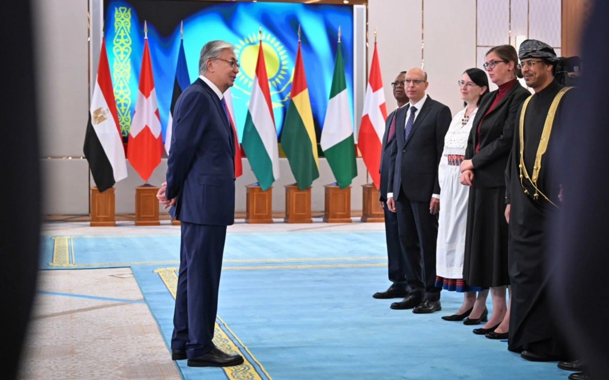 Президент елшілерге ілтипат білдіріп, еліміздің сыртқы саясатта бейбіт бағыт ұстанатынын жеткізді &ndash; Бүгін &ndash; шын мәнінде, елдеріңіздің өкілі ретінде Сіздер үшін де, Қазақстан Республикасы үшін де өте маңызды күн. Осы орайда барлығымыз бірлесіп жұмыс істеуіміз қажет екеніне сенімдімін. Өйткені Қазақстан бейбітсүйгіш ел саналады. Біз теңгерімді және сындарлы сыртқы саясат ұстанамыз. Ел ішінде реформа жүргізуге қолайлы жағдай жасауға ұмтыламыз. Сыртқы істер министрлігінің, мемлекеттік органдардың, сондай-ақ Президент резиденциясының Сіздер үшін әрдайым есігі ашық. Өйткені қазіргі тұрақсыз әрі құбылмалы әлемде бірге болуға тиіспіз, &ndash; деді Қасым-Жомарт Тоқаев.