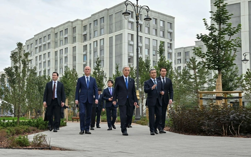 Токаев посетил аллею «Мыңжылдық» и линейный парк GreenLine в Астане