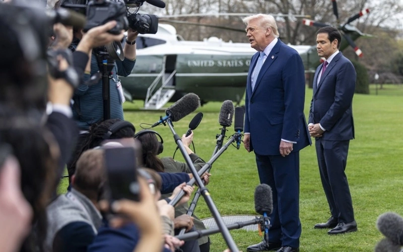 Трамп CNN, MS NOW және Politico-ны Ақ үйге кіргізуге тыйым салатынын айтты