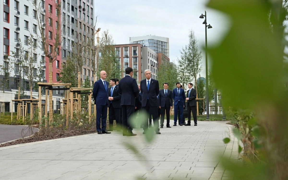 Токаев посетил аллею &laquo;Мыңжылдық&raquo; и линейный парк GreenLine в Астане