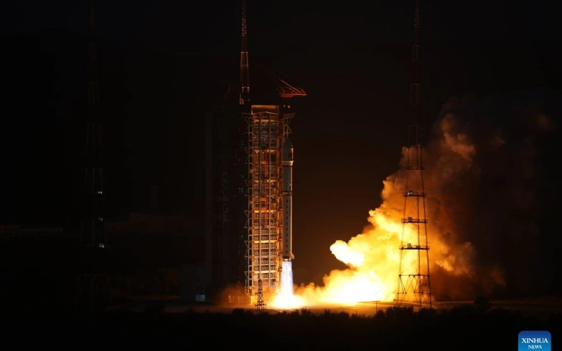 China launches new group of satellites