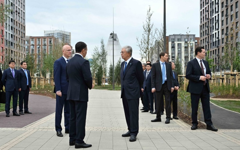 Tokayev tours Mynzhyldyk alley and GreenLine park in Astana Tokayev tours Mynzhyldyk alley and GreenLine park in Astana