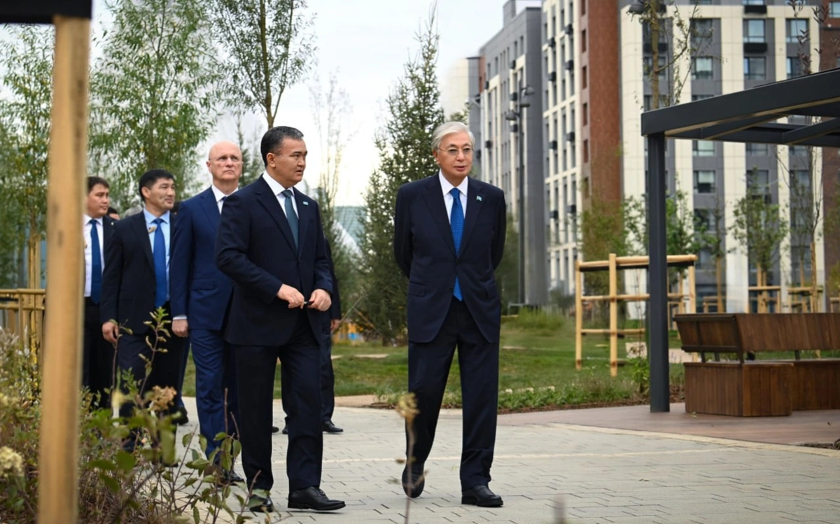 Токаев посетил аллею &laquo;Мыңжылдық&raquo; и линейный парк GreenLine в Астане
