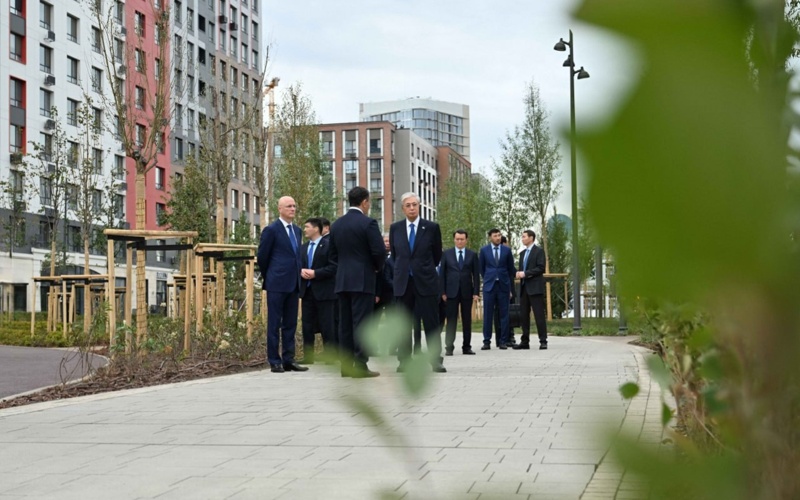 Tokayev tours Mynzhyldyk alley and GreenLine park in Astana Tokayev tours Mynzhyldyk alley and GreenLine park in Astana