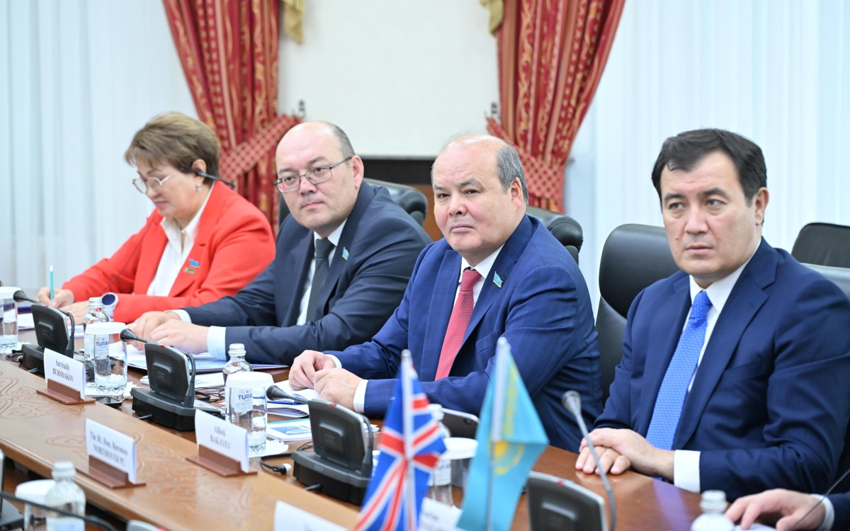  Құрылтайға Ұлыбритания парламентінің алғашқы шетелдік делегациясы келді