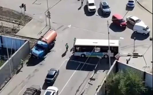 Көкшетауда автобус пен жүк көлігі соқтығысты 