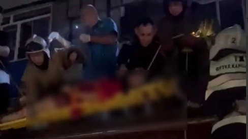 Женщина упала с пятого этажа на крышу кафе в Рудном
