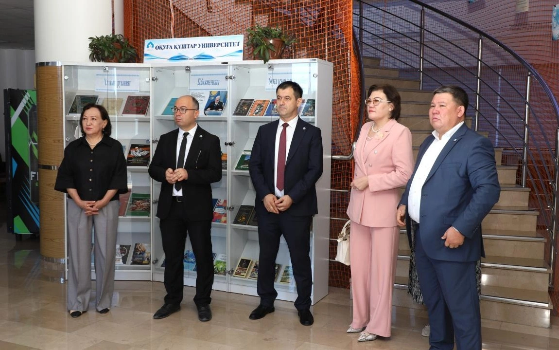 Оксфорд студенттері қазақ тілін үйрену үшін Түркістанға келді