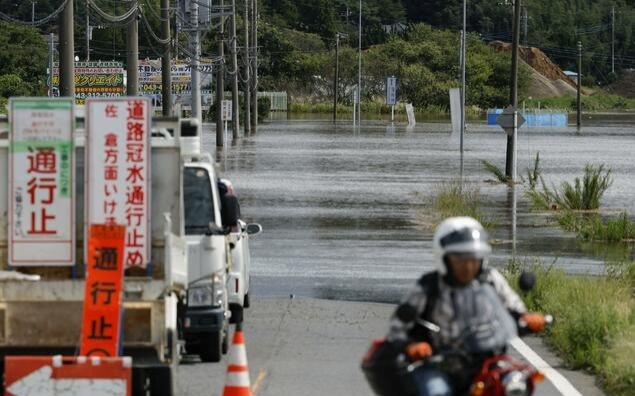 Death toll climbs to 6 after typhoon brings heavy rain to Japan Death toll climbs to 6 after typhoon brings heavy rain to Japan