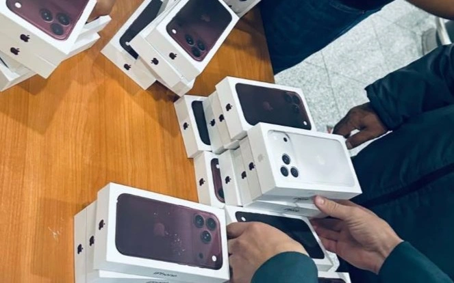 Астанада бір жолаушының жүгінен 50 iPhone 18 шыққан