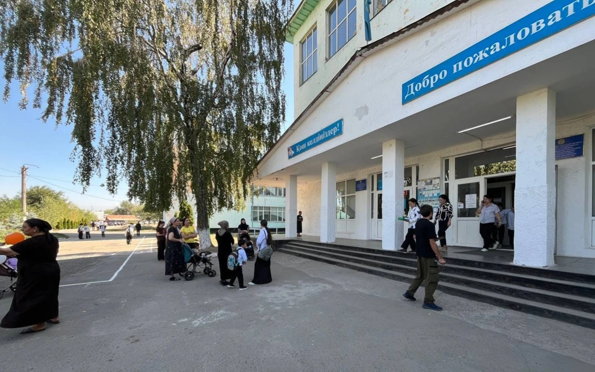 Школа с трещинами и плесенью в Каскелене вызвала вопросы у родителей