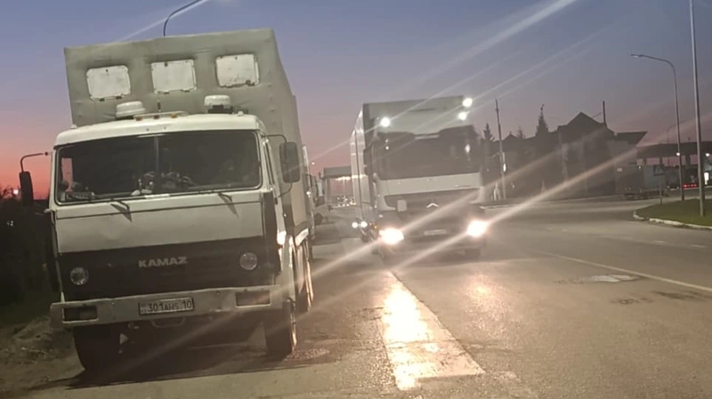 Очередь грузовиков образовалась на пункте пропуска «Кайрак» в Костанайской области