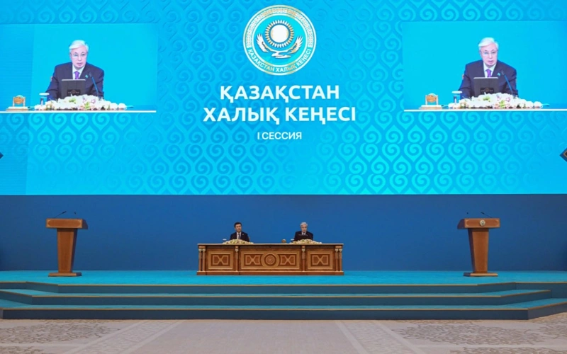 Токаев поручил Ерлану Карину контролировать работу по популяризации Конституции