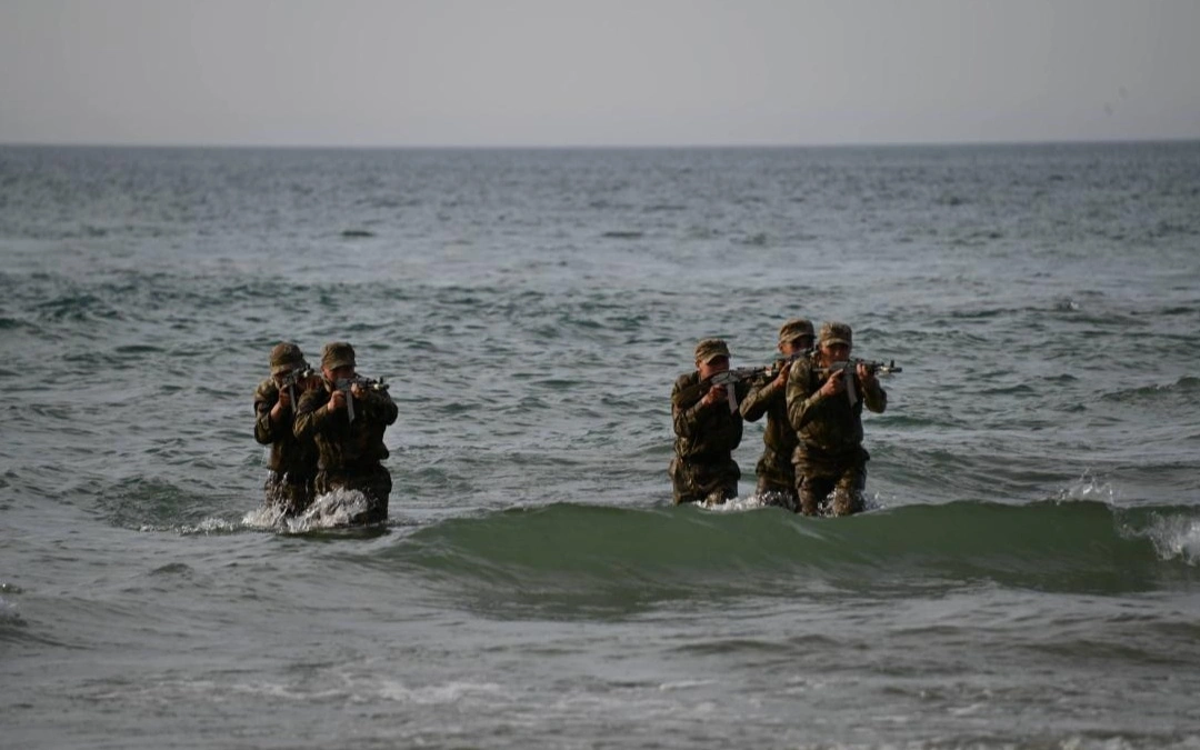 Военные моряки Казахстана отработали защиту кораблей от воздушных и подводных угроз