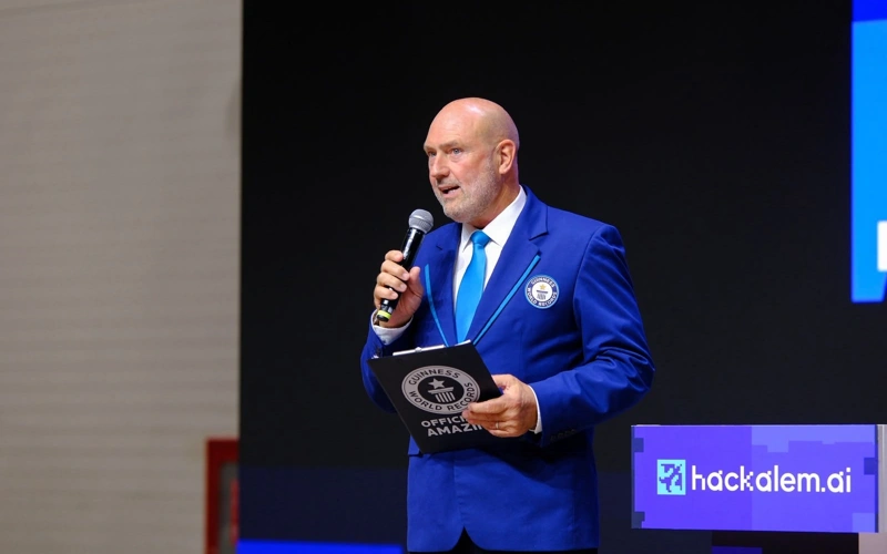 Guinness World Records adjudicator Glenn Pollard