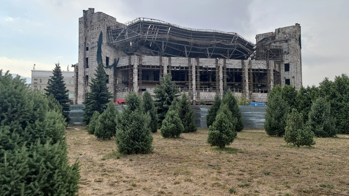 ҚазҰУ-дың студенттер сарайының бір бөлігі опырылып түсті