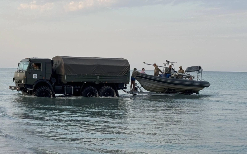 Поиски двух военнослужащих продолжаются в акватории Каспийского моря