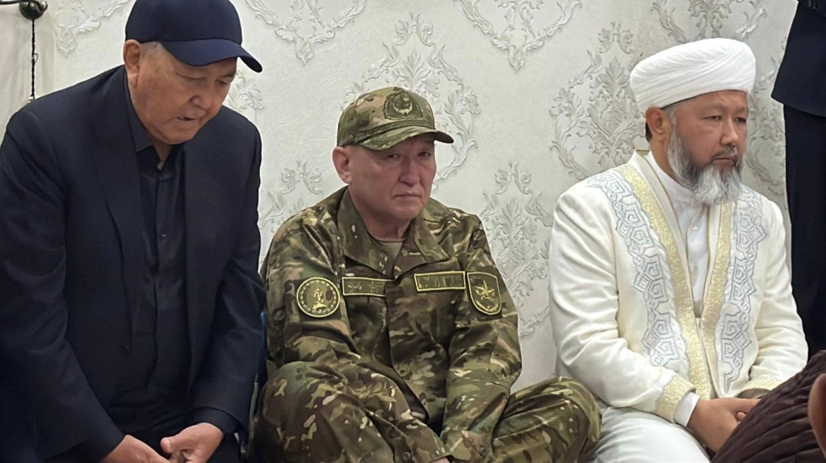 Министр обороны встретился с семьями погибших военнослужащих в Мангистауской области