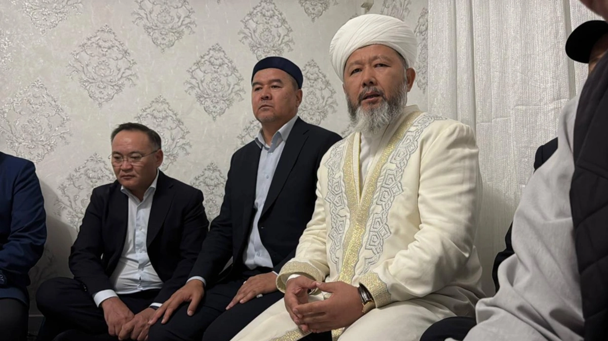 Қорғаныс министрі қара жамылған отбасыларға көңіл айтты Қорғаныс министрі қара жамылған отбасыларға көңіл айтты