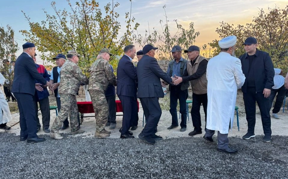 Қорғаныс министрі қара жамылған отбасыларға көңіл айтты Қорғаныс министрі қара жамылған отбасыларға көңіл айтты