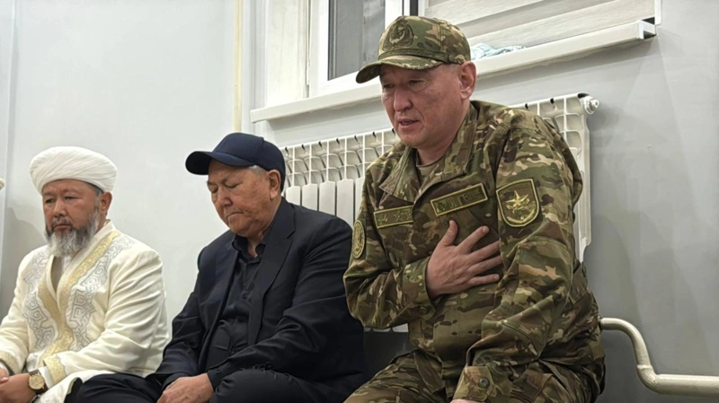 Министр обороны встретился с семьями погибших военнослужащих в Мангистауской области