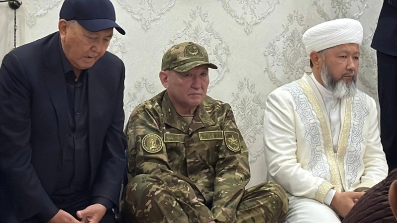 Defense Minister meets families of servicemen who died during Caspian Sea drills Defense Minister meets families of servicemen who died during Caspian Sea drills