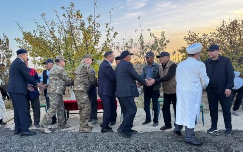Defense Minister meets families of servicemen who died during Caspian Sea drills