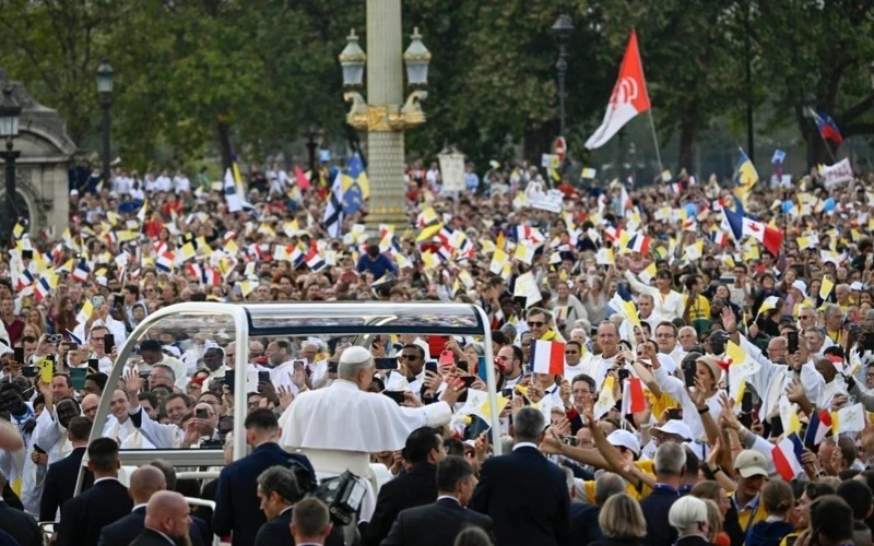 Pope Leo XIV meets migrants in Paris ahead of Mass for 700,000 faithful