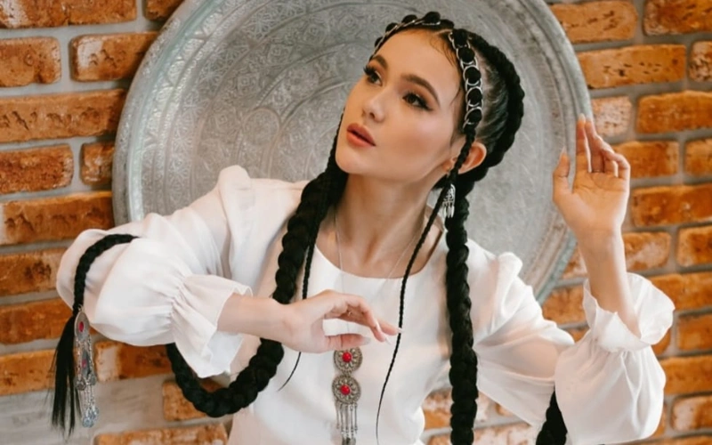 16 сағаттық еңбек: атыраулық шебер шаштан күрделі композиция жасайды