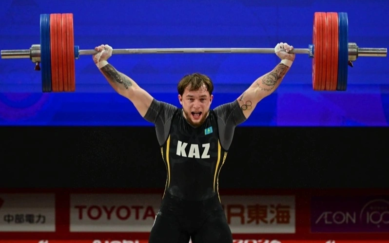 Kazakh weightlifter sets world record, wins Asian Games silver