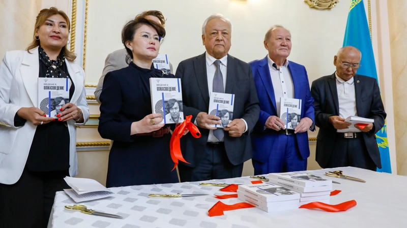 Новый учебник по творческому и философскому наследию Олжаса Сулейменова представили в Алматы