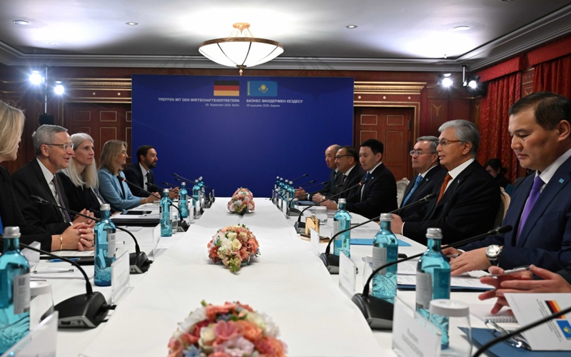 President Meets with Heads of German Business Associations and Financial Institutions President Meets with Heads of German Business Associations and Financial Institutions